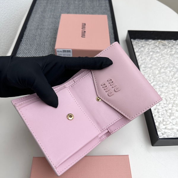 超激安ブランド財布偽物着用イメージ